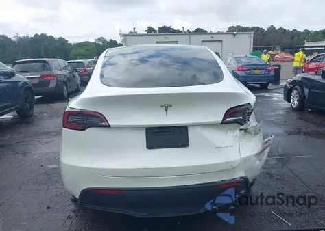 2024 Tesla Model Y Long Range Dual Motor All-Wheel Drive z USA, uszkodzony, nr VIN 7SAYGDEE7RF130028